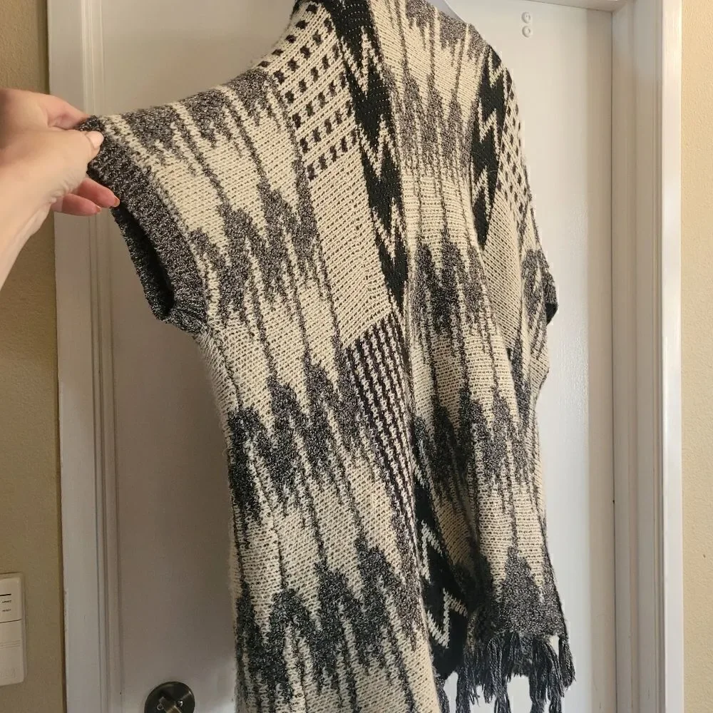 Elodie Size L Azetec Style Design Knit Mohair  Poncho